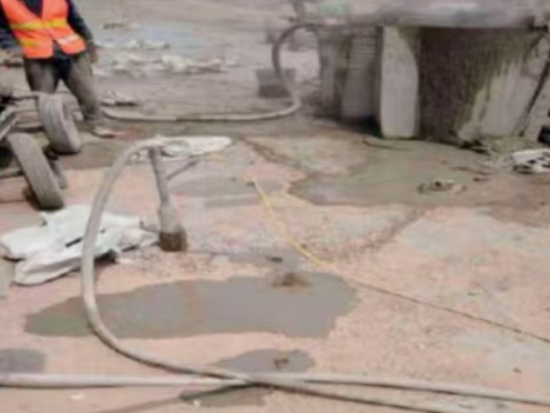 甘肃水泥混凝土路面板底注浆技术 路面脱空注浆整治方案